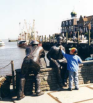 Die Fischerskulpturen im Hafen von Neuharlingersiel